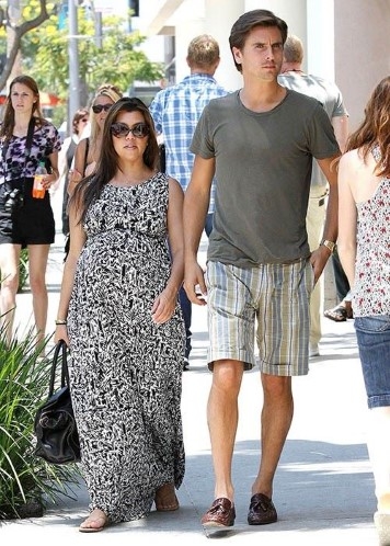 
	
	Kourtney Kardashian và bạn trai Scott Disick có khoảng cách chiều cao khá lớn.